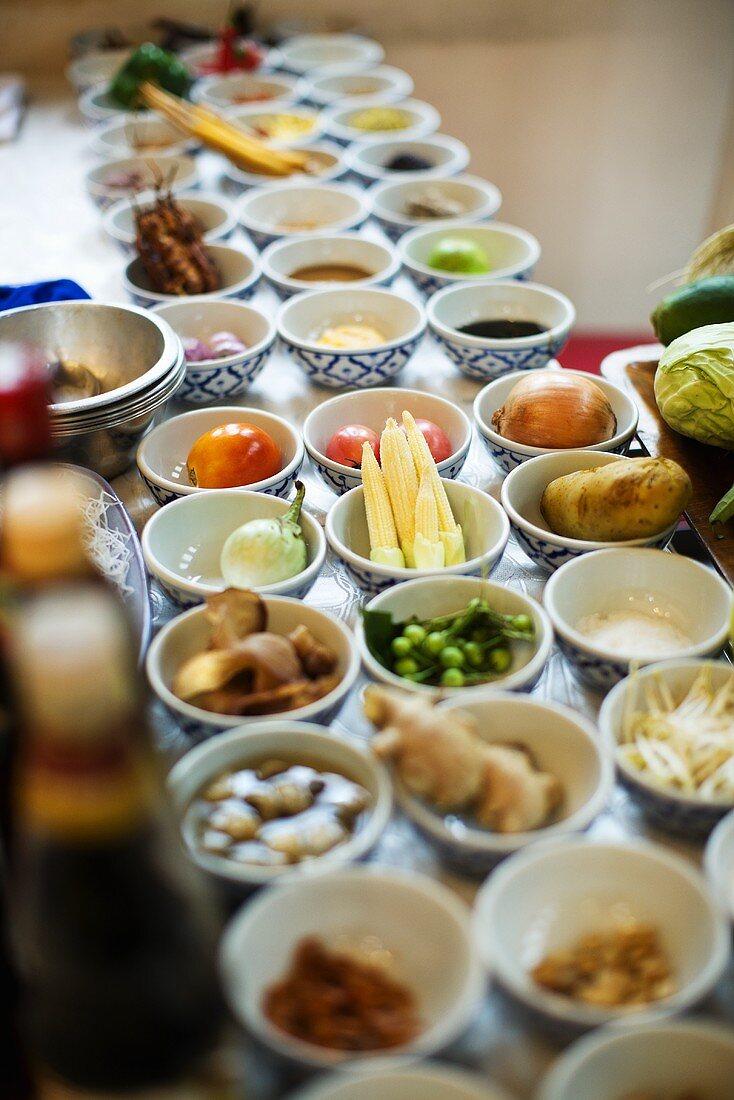 Verschiedene Zutaten für thailändische Gerichte in Schälchen