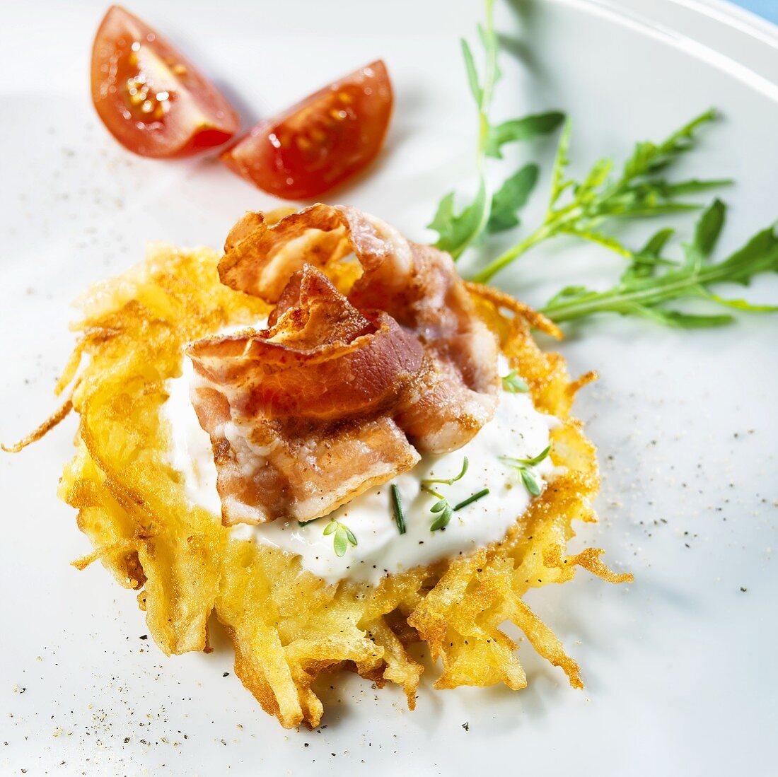 Kartoffelpuffer mit Speck und Joghurt – Bilder kaufen – 365486 StockFood