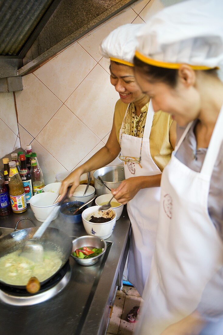 Thailändische Frauen beim Kochen