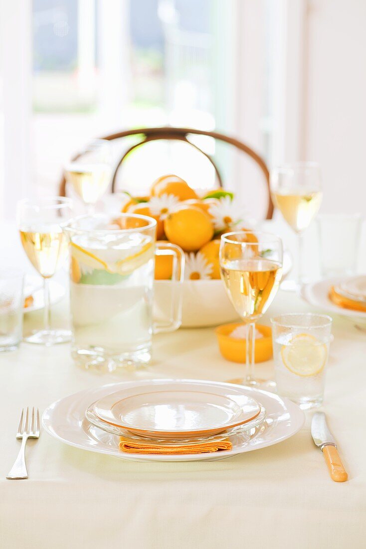 Gedeckter Tisch mit Zitronen und Margeriten