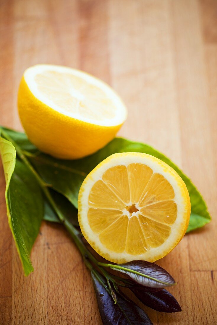 Zwei halbe Zitronen mit Blättern