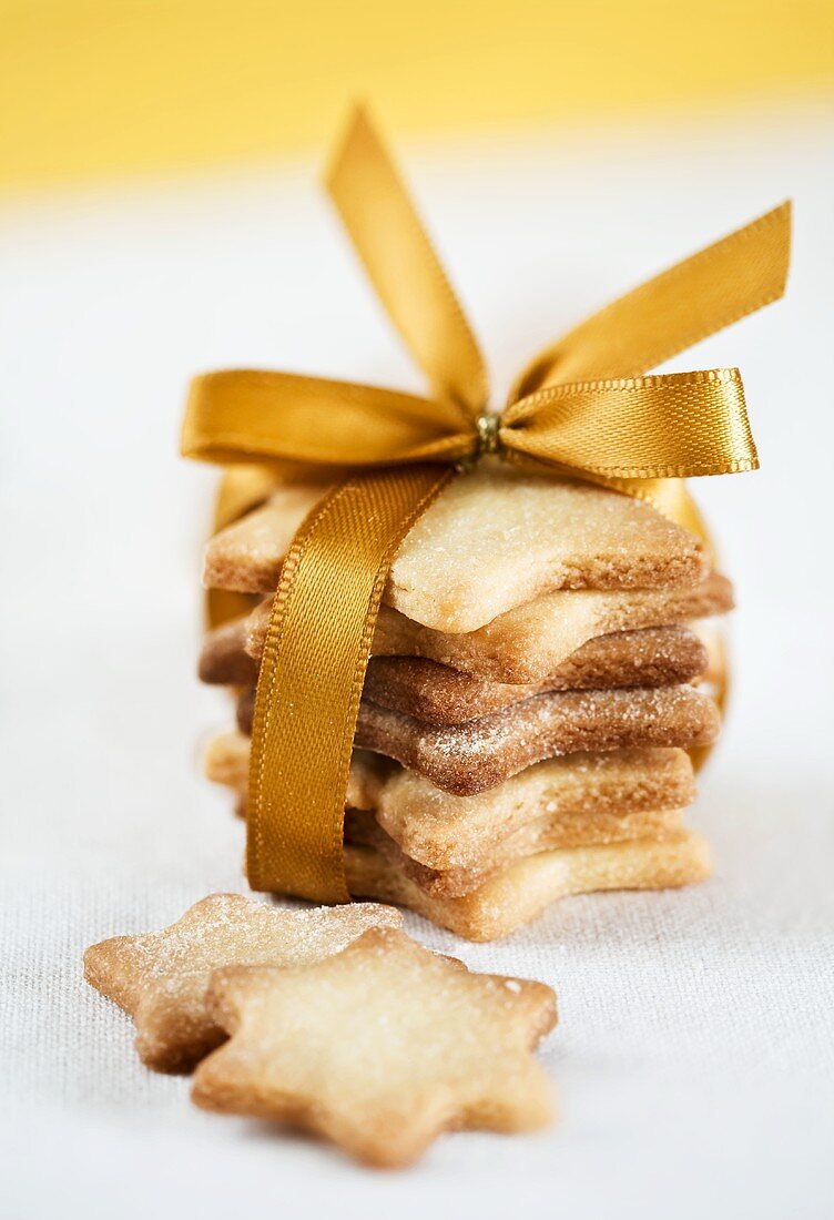 Star biscuits, stacked, with ribbon