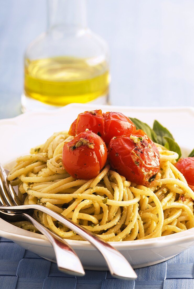 Spaghetti with tomatoes and pesto