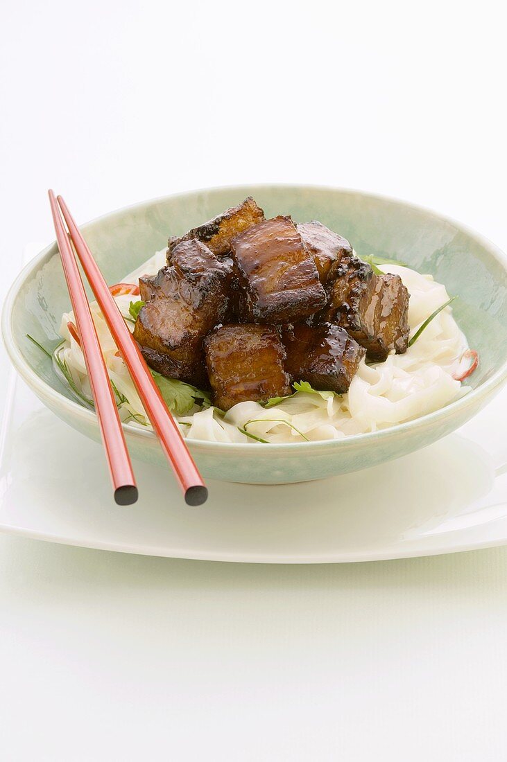 Schweinefleisch Teriyaki auf Reisnudeln