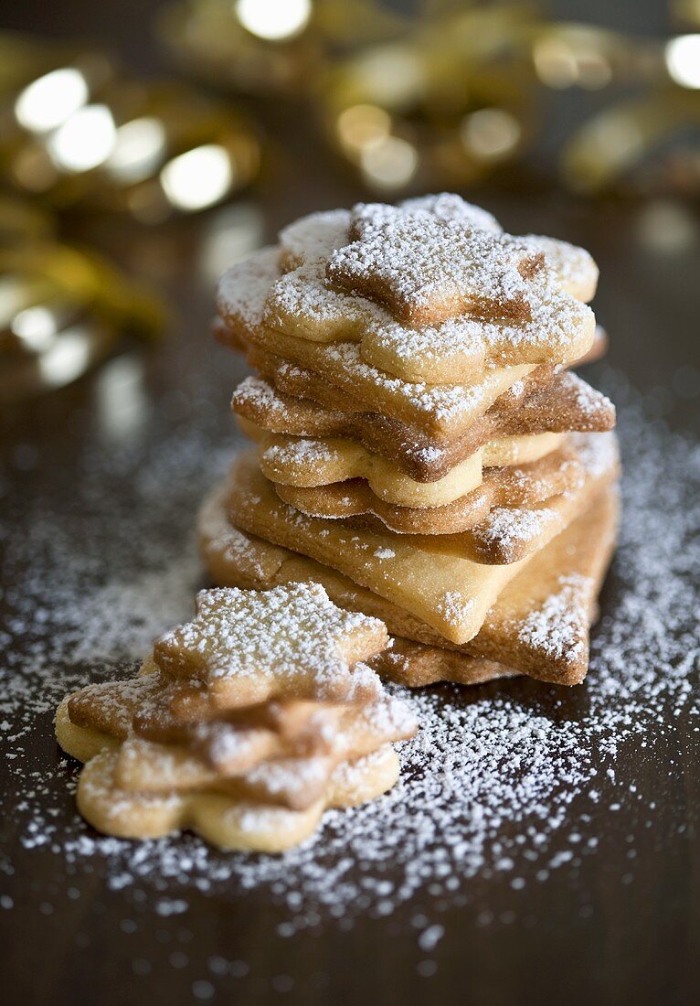 Weihnachtsplätzchen mit Puderzucker, gestapelt