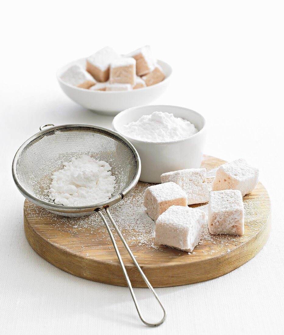 Selbstgemachte Marshmallows mit Puderzucker