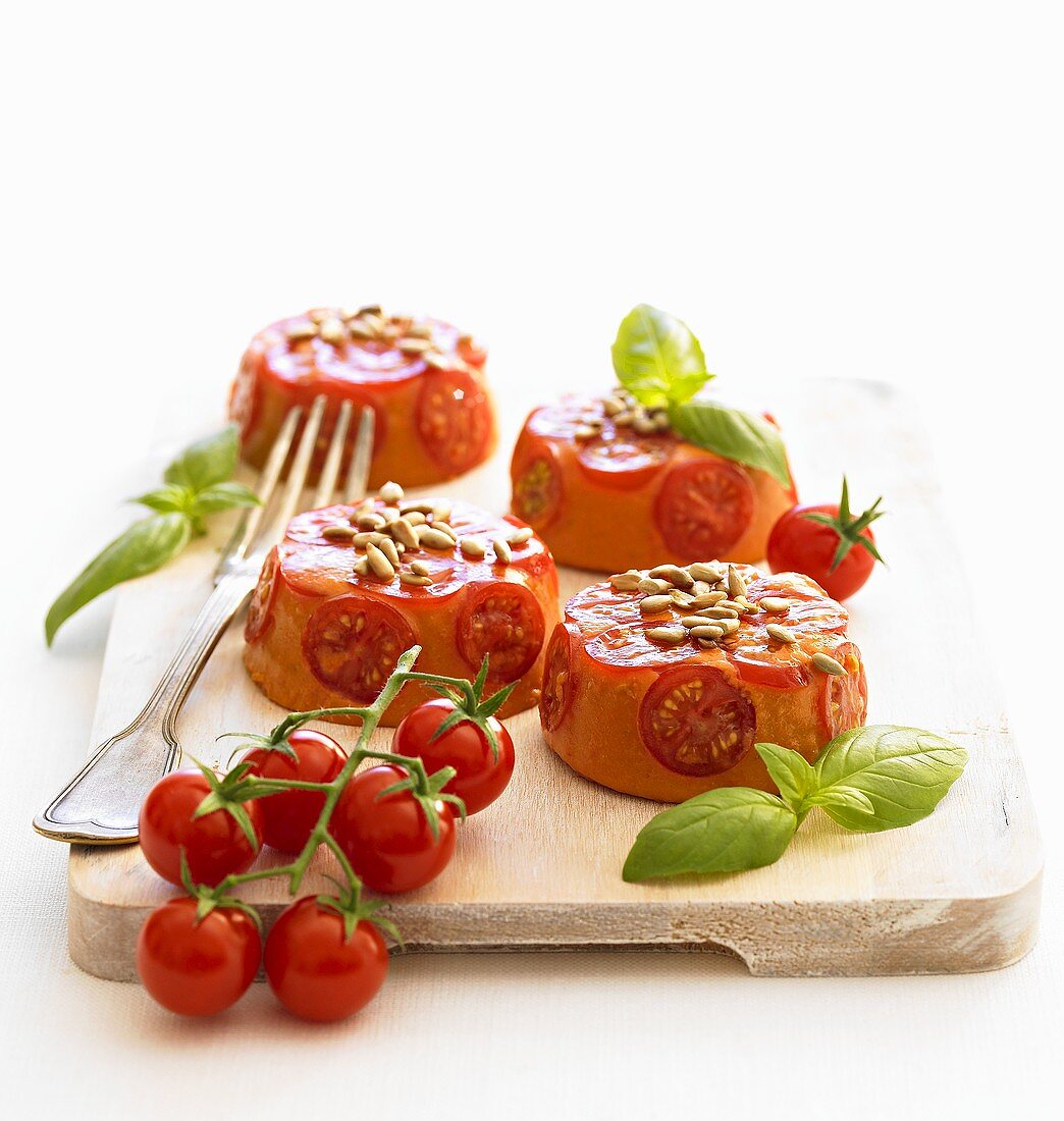 Tomaten-Basilikum-Mousse mit Pinienkernen