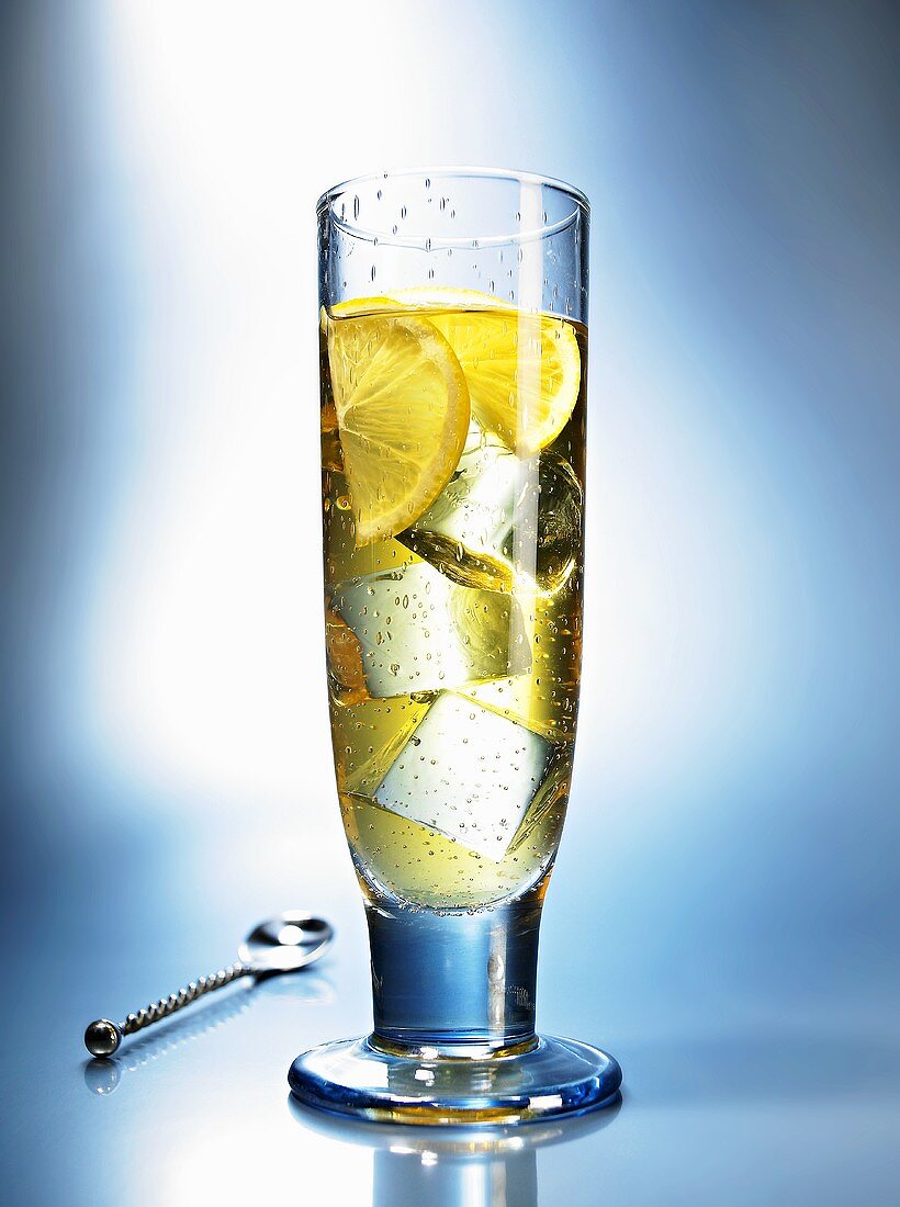 Zitronen-Wodka-Drink mit Eiswürfeln