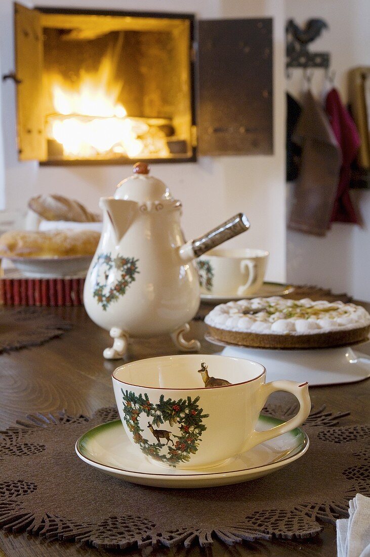 Tisch mit Teegeschirr und Kuchen in einer Almhütte