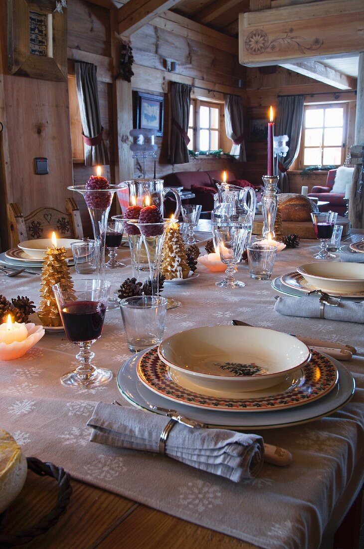 Weihnachtlich gedeckter Tisch im Landhaus