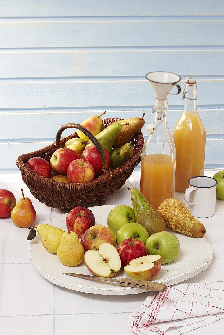 Stillleben mit Äpfeln, Birnen und Obstsaft