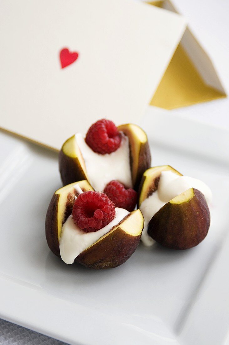 Frische Feigen, gefüllt mit Sahne und Himbeeren zum Valentinstag