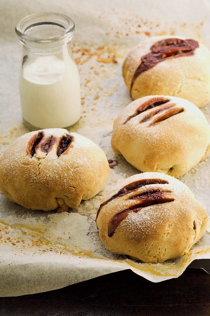 Mürbteiggebäck mit Apfel-Brombeer-Füllung