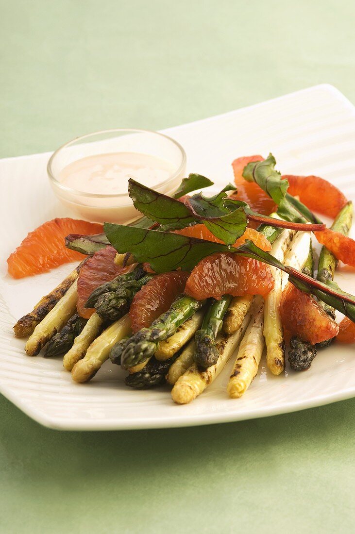 Asparagus and blood orange salad with dressing