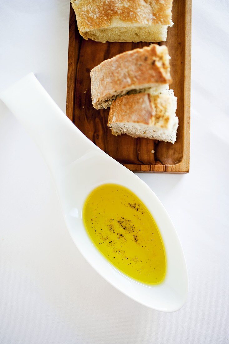 Weißbrot und ein Löffel Olivenöl