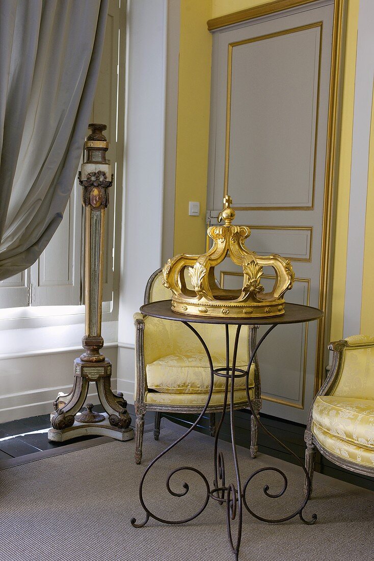 Sitzecke mit antiken Polsterstühlen & Metalltischchen in stilvollem Hotelzimmer im Schloss La Verrerie (Frankreich)