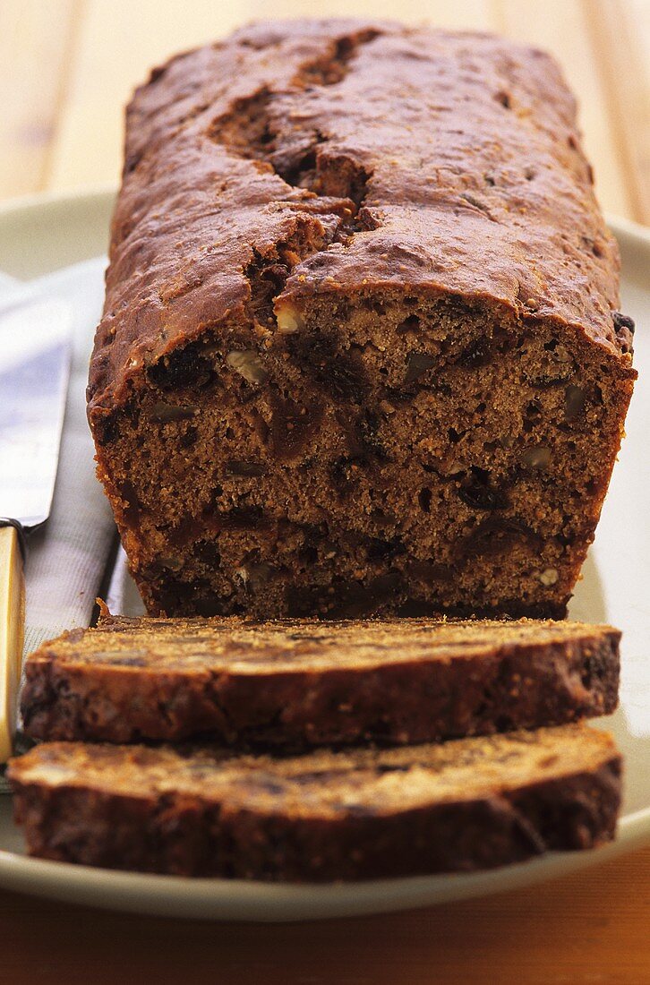 Fruit loaf with figs and prunes