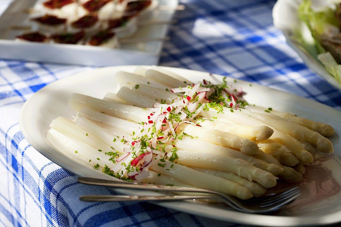 White asparagus with olive oil, radishes and chives