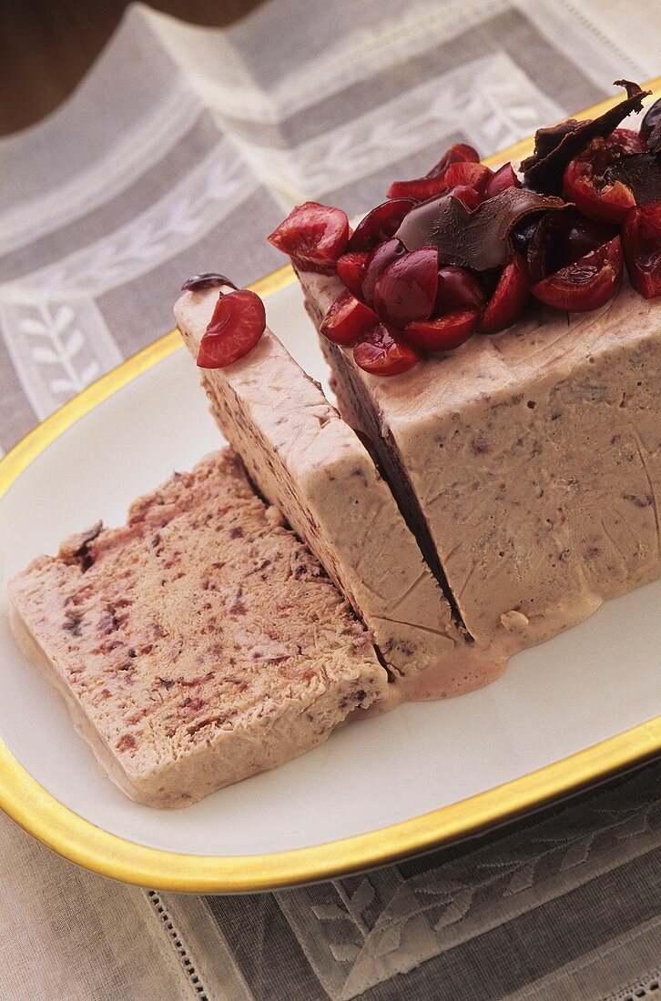 Semifreddo mit Kirschen und Schokolade