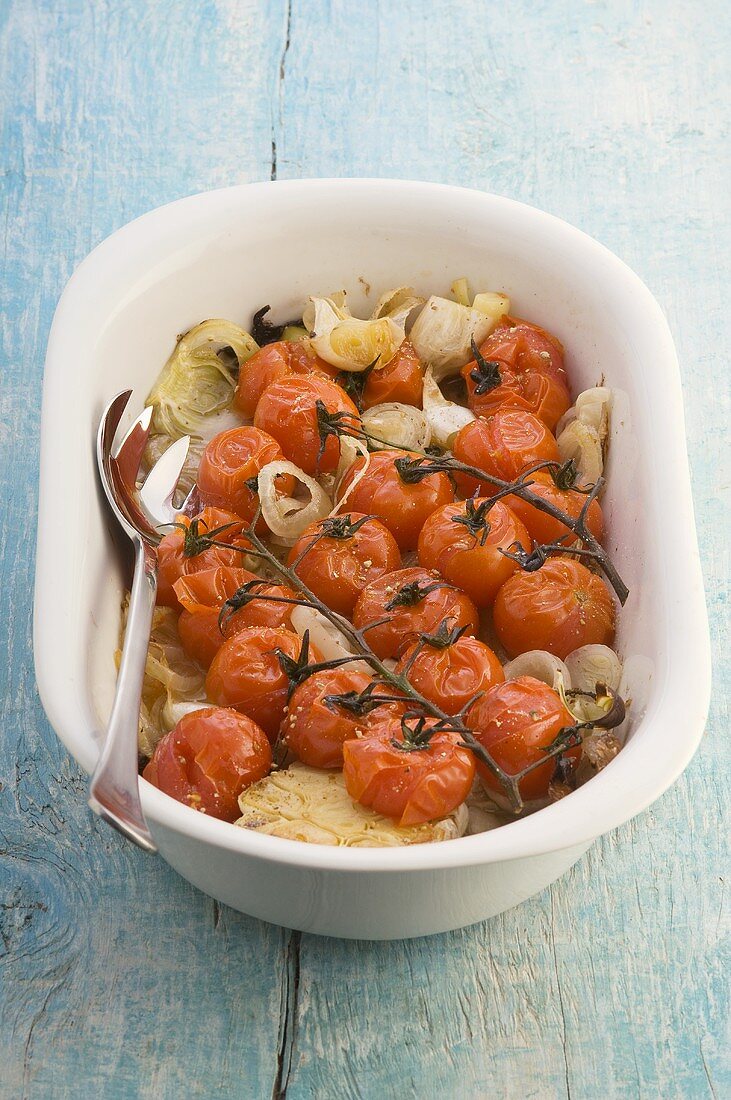 Salad of baked tomatoes and garlic