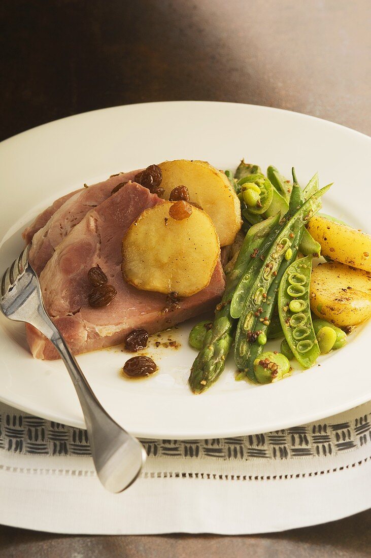 Gepöckeltes Schweinefleisch mit Kartoffeln und Rosinen