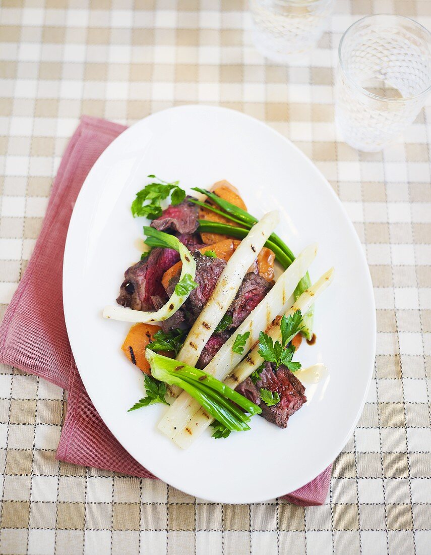 Roast beef with grilled vegetables and spring onions