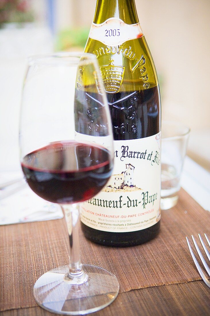 Rotwein Chateauneuf-du-Pape in Flasche und Glas