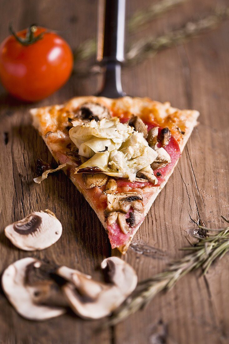 Pizzastück mit Champignons, Salami und Artischocken auf Heber