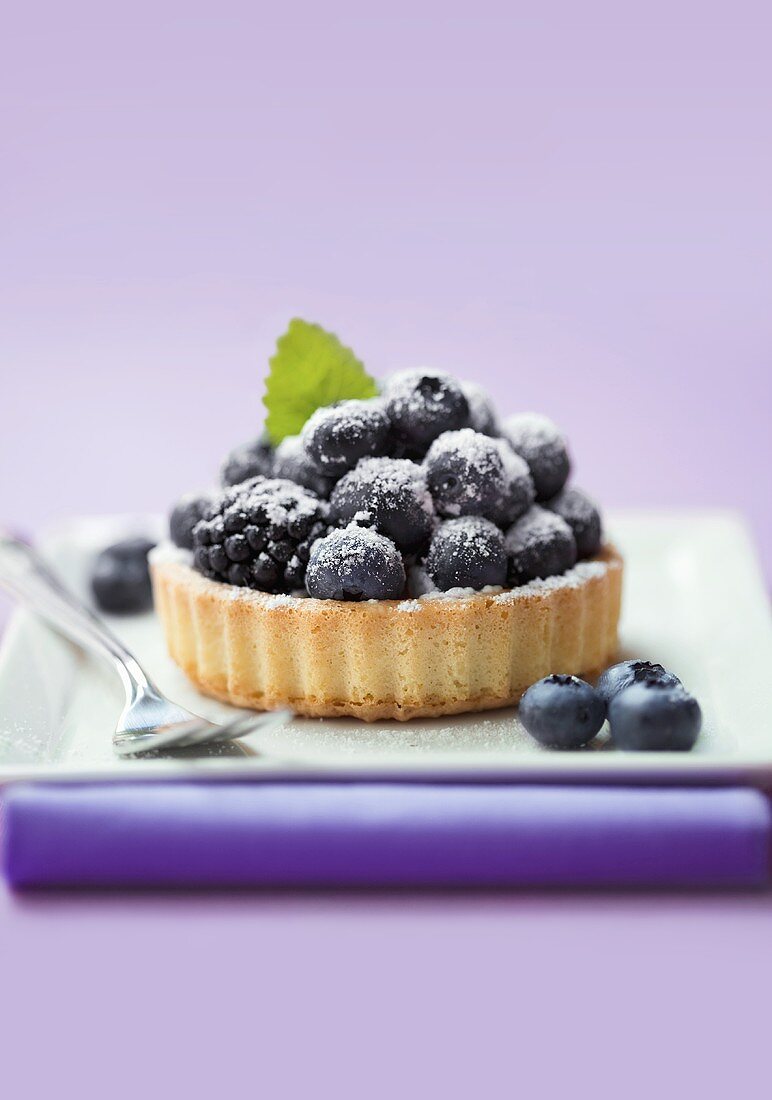 Individual blueberry flan with sugar
