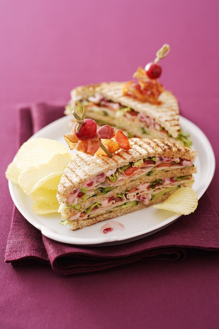 Sandwiches with cranberry mayonnaise and crisps