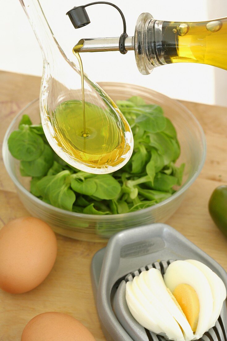Feldsalat mit Olivenöl beträufeln