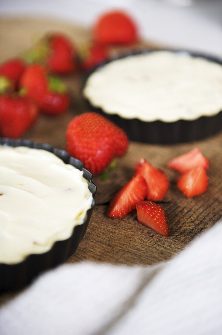 Ingwer-Honig-Käsekuchen mit frischen Erdbeeren