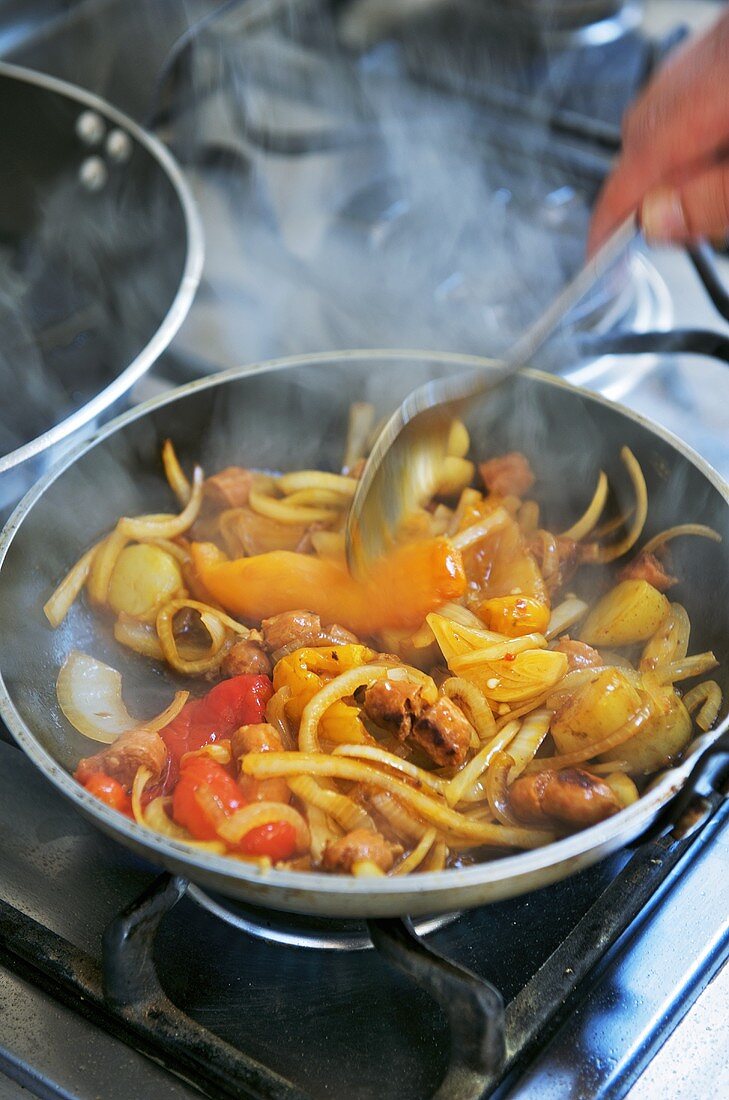 Chorizo mit Paprika und Zwiebeln anbraten