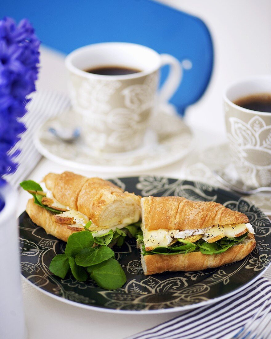 Croissant mit Birne und Brie gefüllt