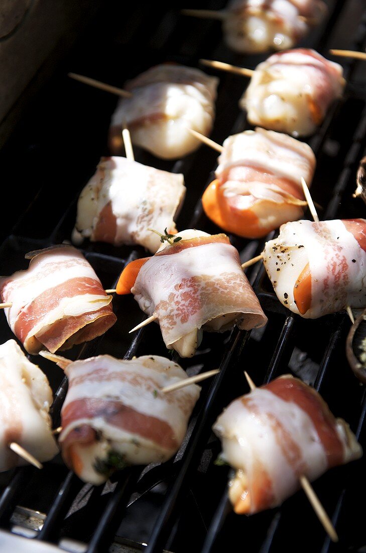 Jakobsmuscheln im Speckmantel auf dem Grill