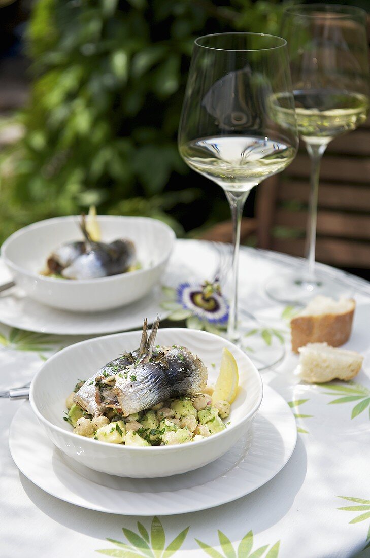 Sardinenröllchen mit Kichererbsen-Avocado-Salat