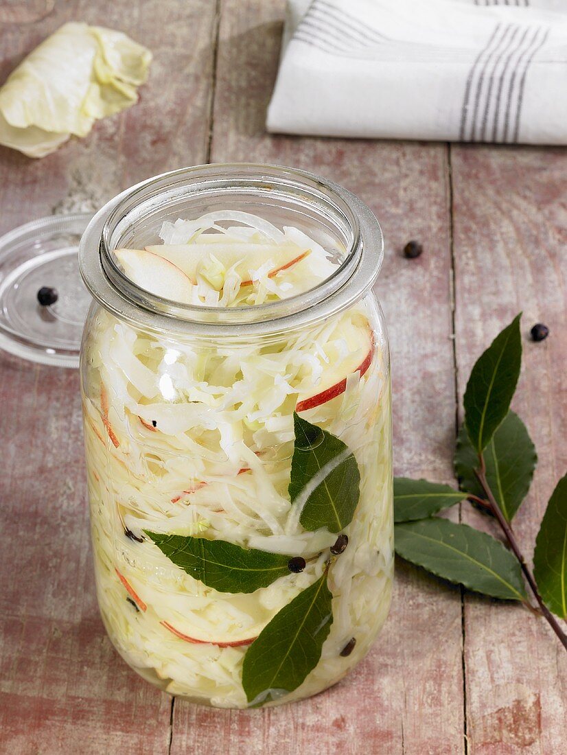 Sauerkraut mit Äpfeln im Einmachglas