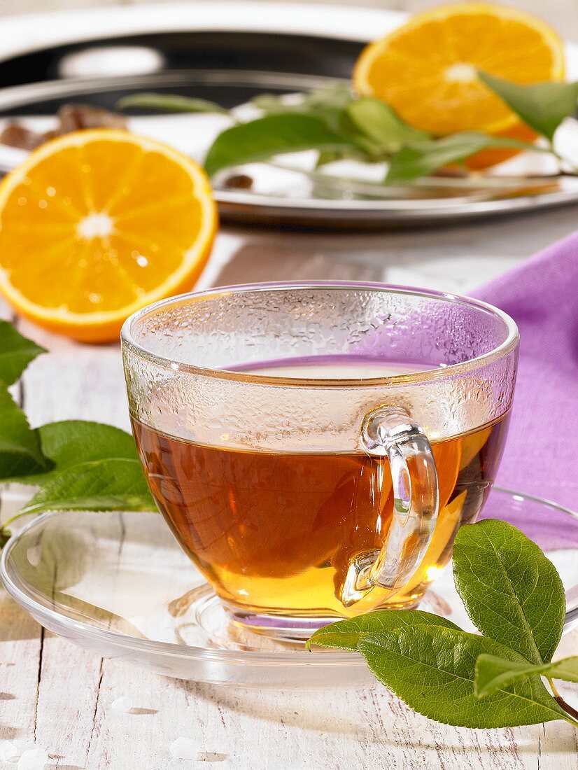 Tee in Glastasse, halbe Orangen