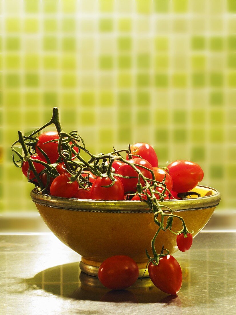 Kirschtomaten in mediterraner Schale