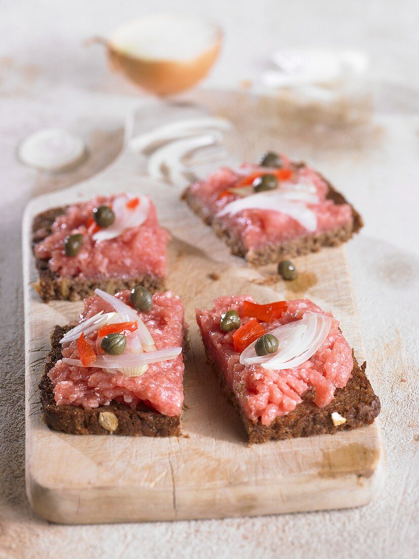 Minced pork, onions, peppers and capers on wholegrain bread