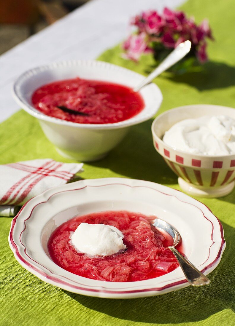 Rhubarb compote with cream