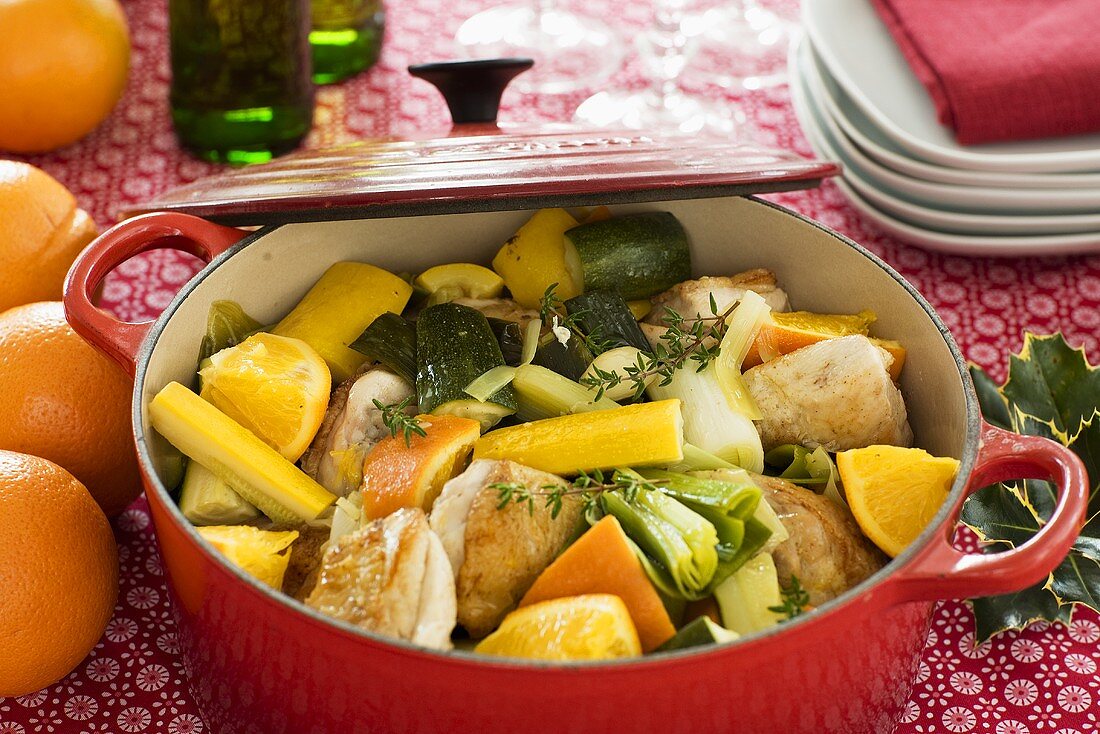 Gemüseeintopf mit Hähnchenfleisch und Orangen