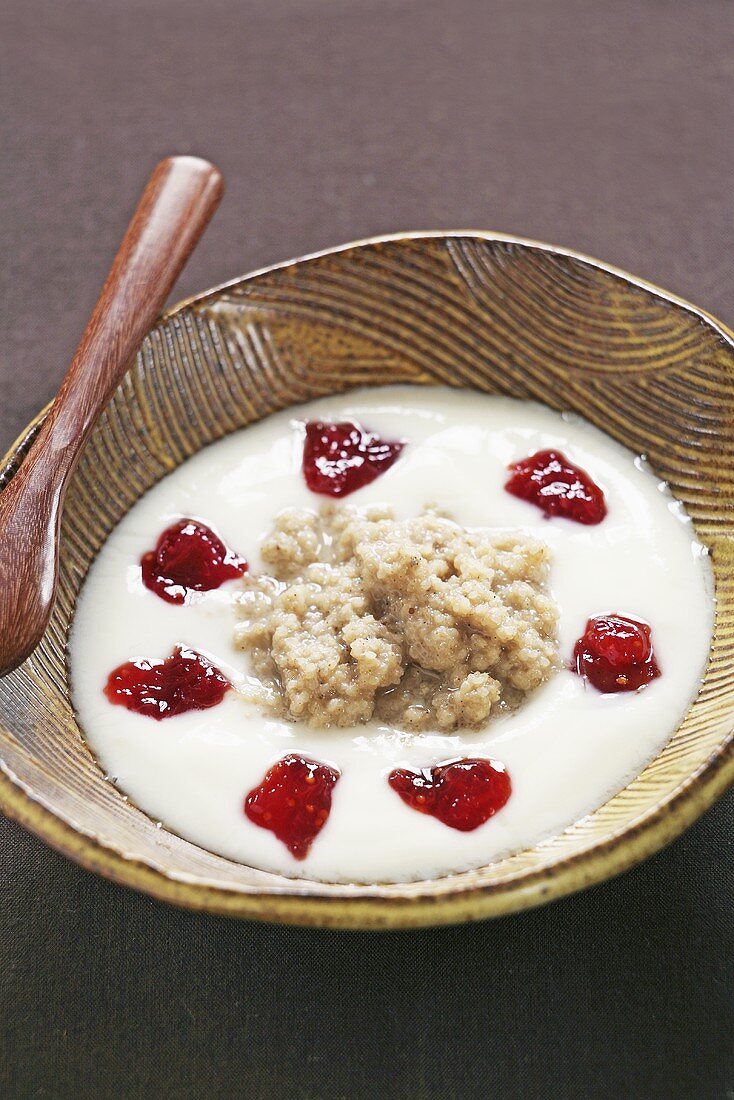 Foniohirse mit Joghurt und Marmelade