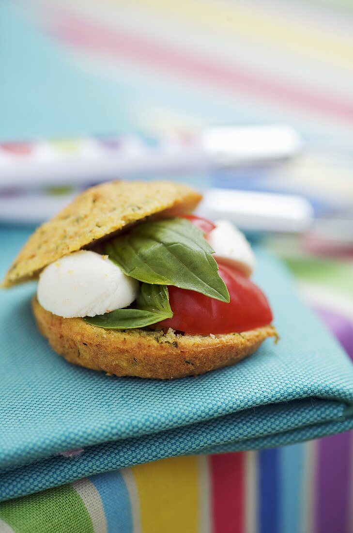 Savoury mini-muffins with tomatoes, mozzarella and basil