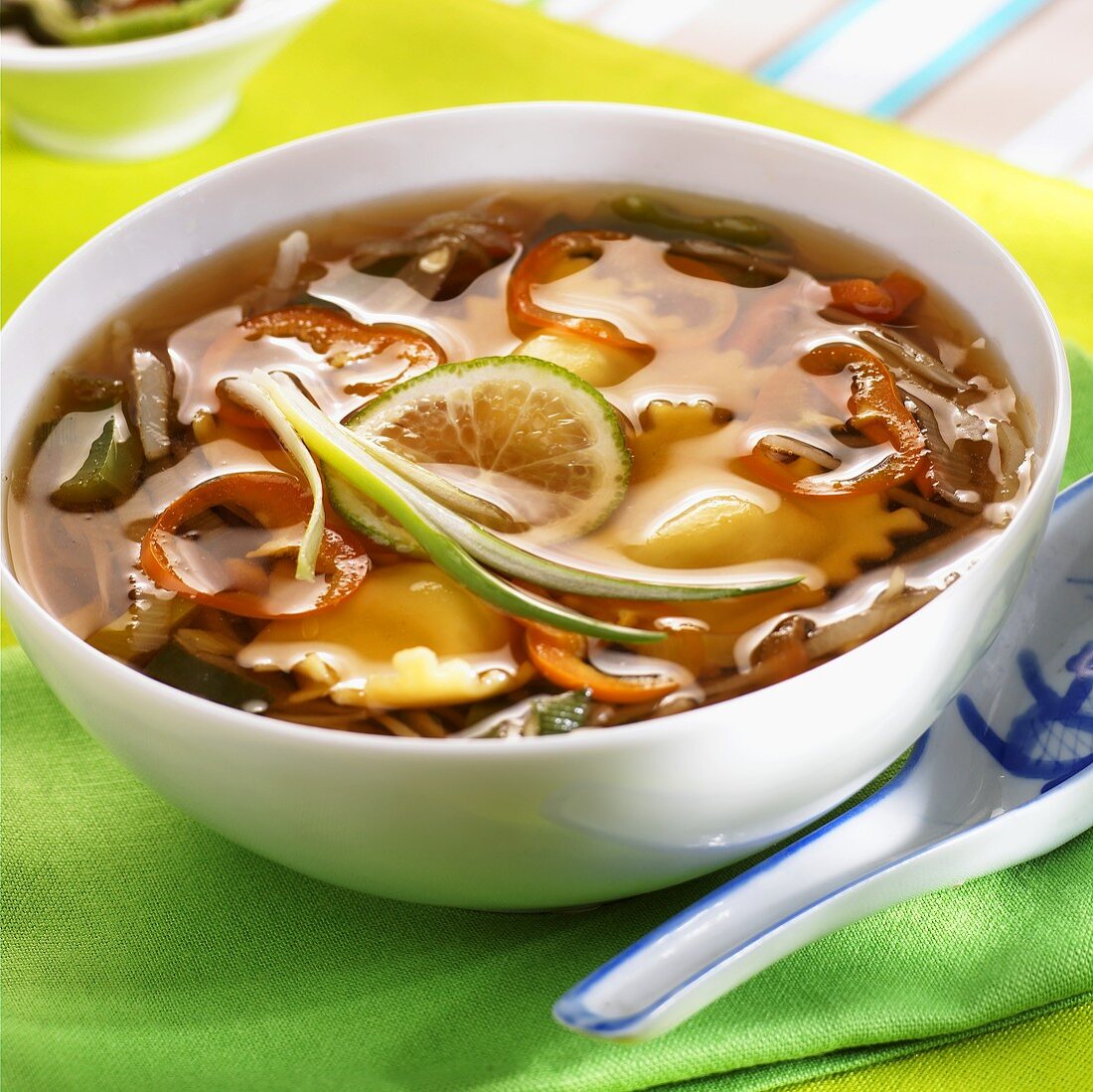 Gemüsesuppe mit Wan Tans und Limetten (Thailand)