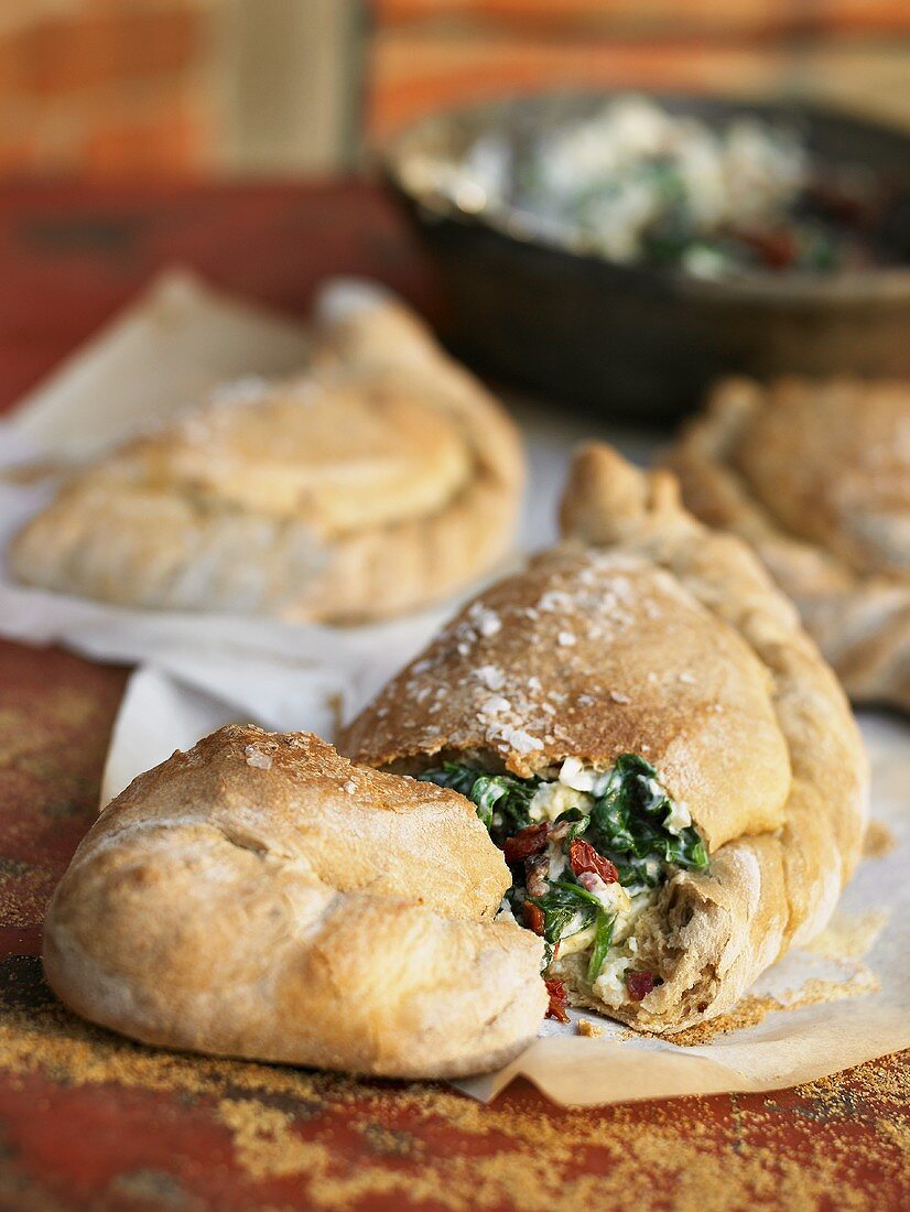 Calzone mit Spinat-Ricotta-Füllung und getrockneten Tomaten