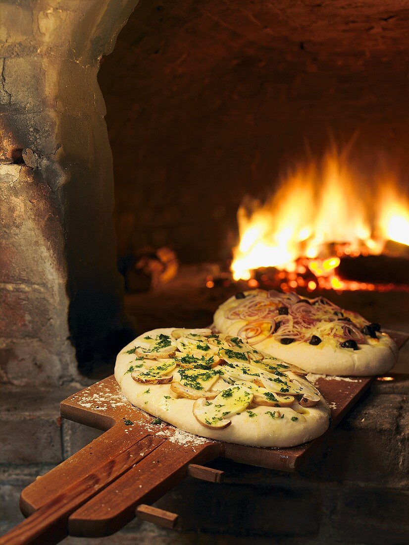 Focaccia mit Steinpilzen und Focaccia mit Zwiebeln im Pizzaofen