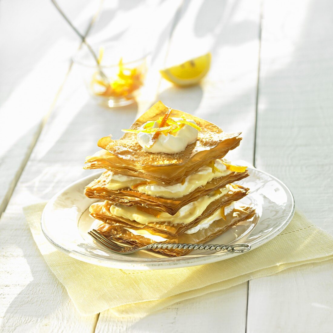 Turm aus Filloteigblättern mit Orangen-Vanille-Creme