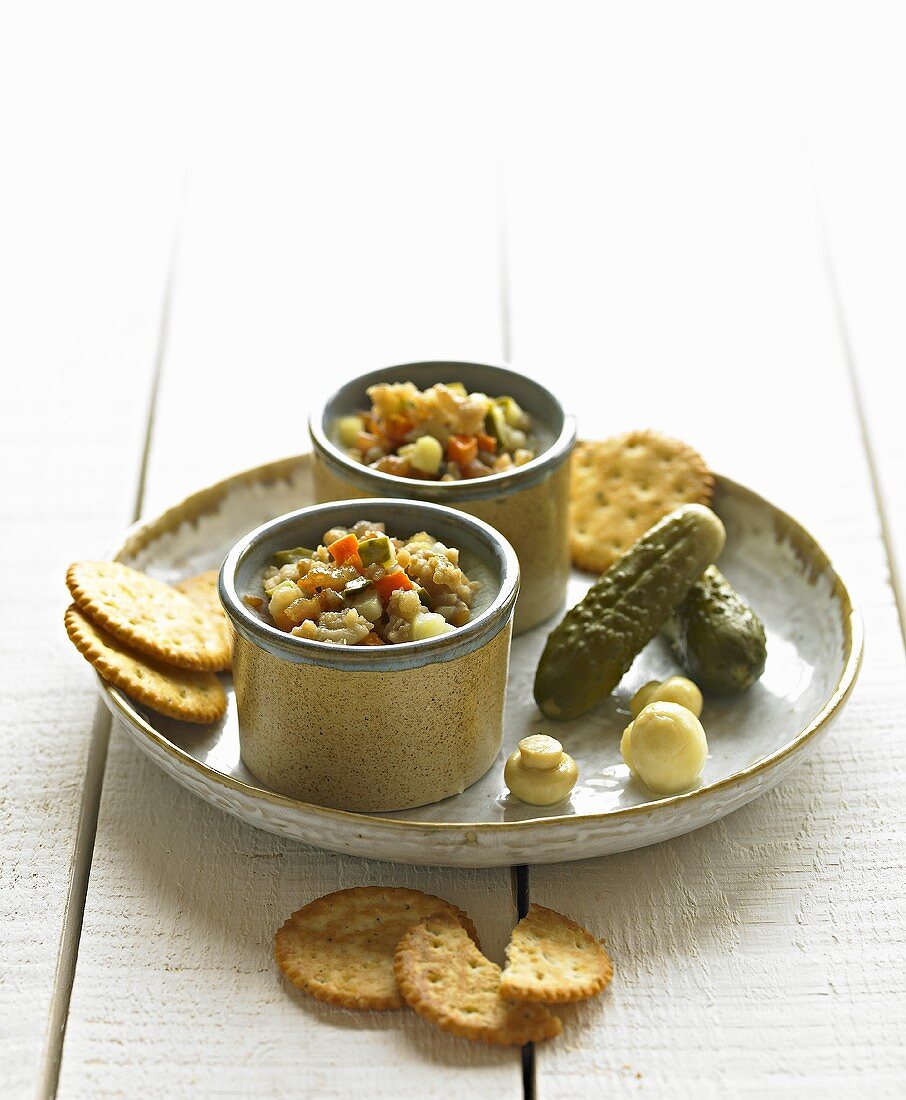 Lard with gherkins and crackers