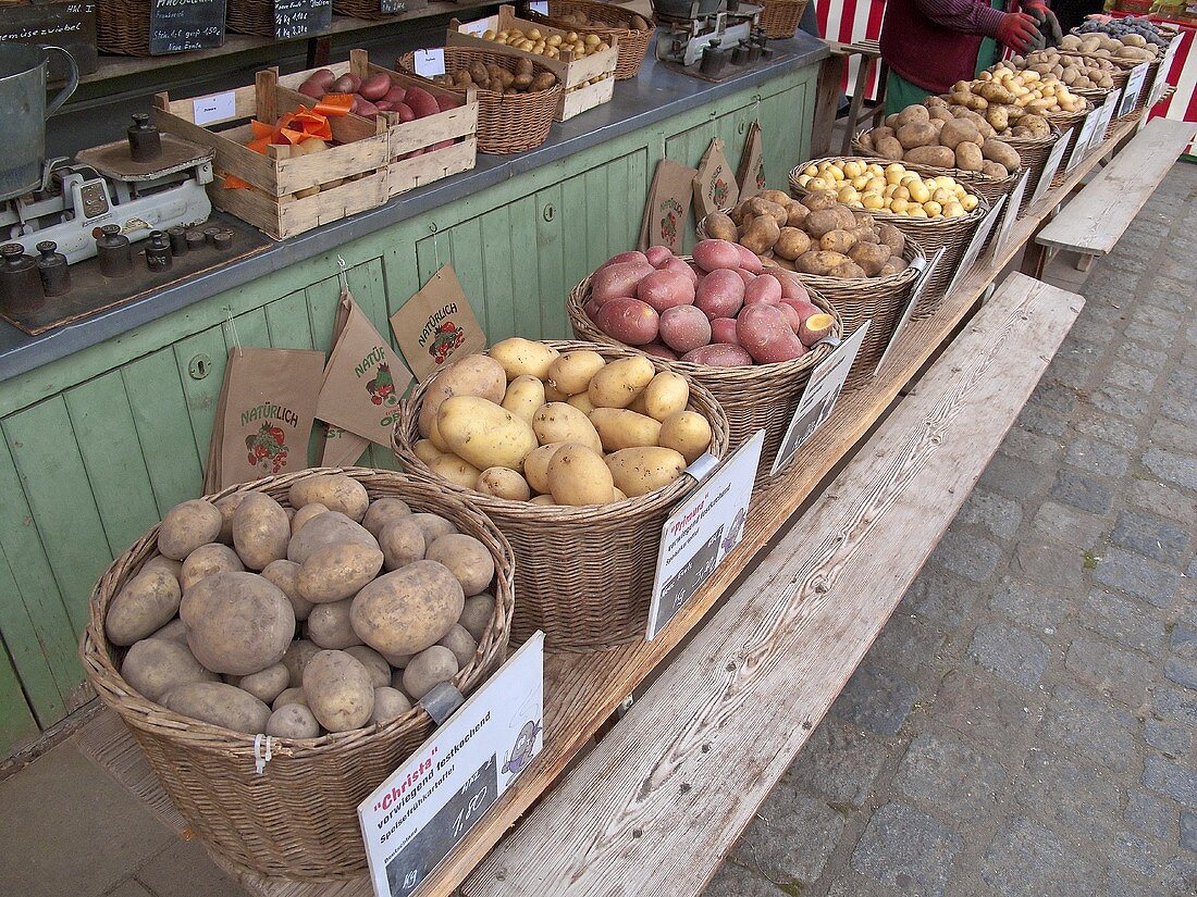 Verschiedene Kartoffelsorten in Körben auf dem Markt